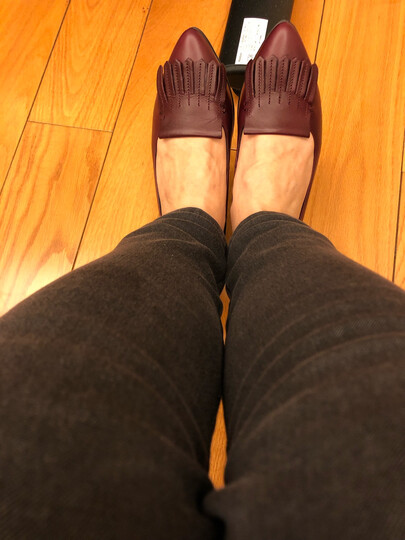 鞋子很漂亮,个人觉得可能会磨脚,脚后跟那儿很硬.