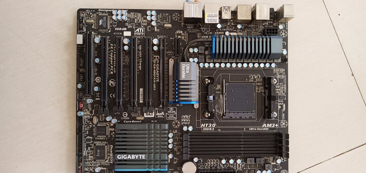 技嘉(gigabyte):"主板很新,处理器主板那里有点弯.运行正常." - 京东