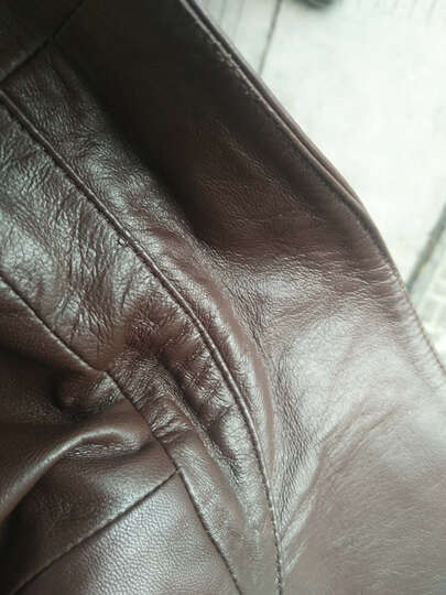 几百块钱的衣服还没有地摊货好吧,质量太差了没有人造皮好