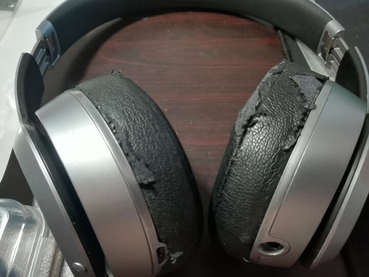 到手立马装上耳机满血复活了确实是比原装的感觉薄一些不过不影响音质