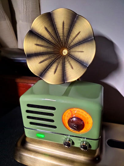 猫王收音机mkf-009:"买了小王子,追加了小喇叭和底座,终于达到完美