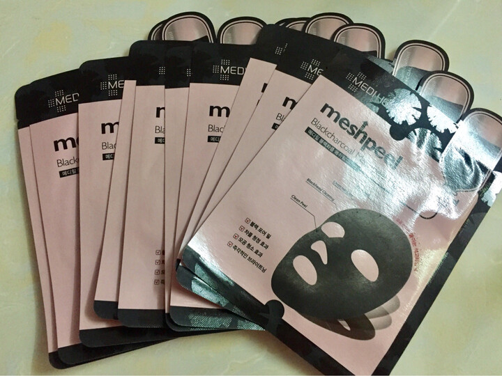 这款黑炭高岭土面膜主打深层清洁,净颜亮肤,网状的材质,用完直接就能