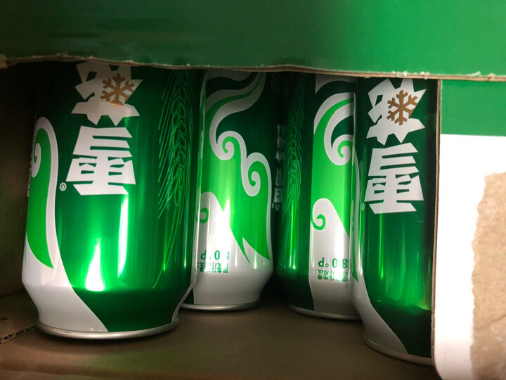 雪花啤酒:"经济实惠,口味清淡,解油腻,男女老少皆宜,喝了不晕不醉