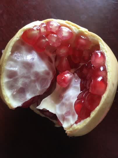 蒙生(adunang):"石榴收到了,迫不及待学网红开石榴那样打开,果肉鲜嫩