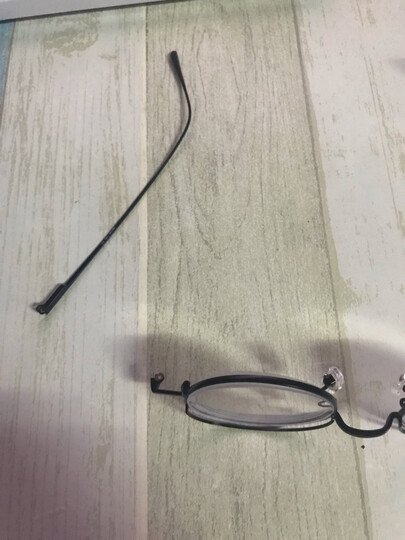 寄回来的时候眼镜螺丝掉了一个