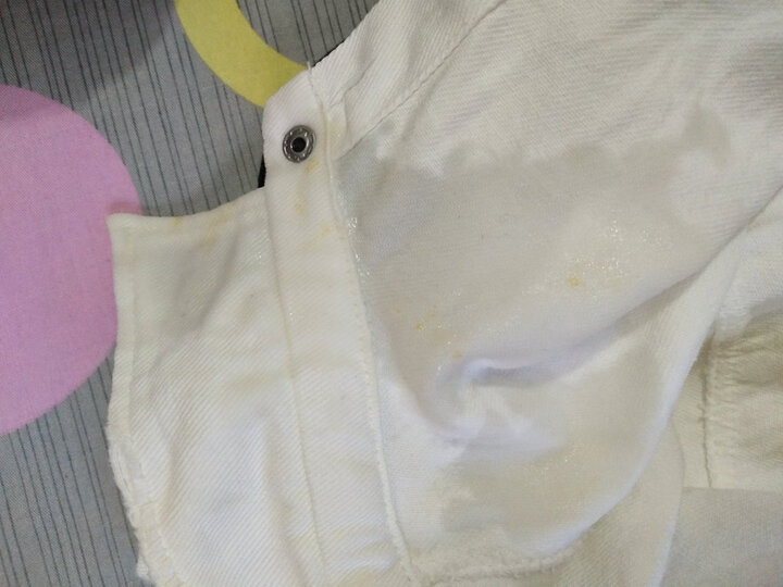 浅黄色,液体比较粘稠.