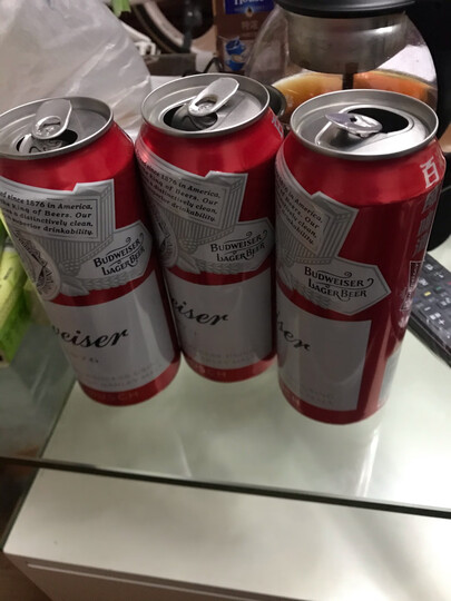 首先,清爽型百威啤酒.