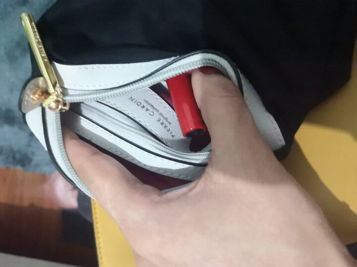 颜色很亮眼,大小合适,款式简单.反正自己挺喜欢的,很满意!