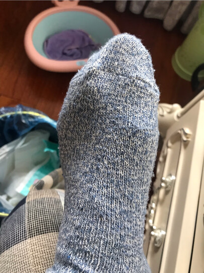 这个袜子穿一天就起球,只能说质量不敢恭维,但是保暖效果不错.