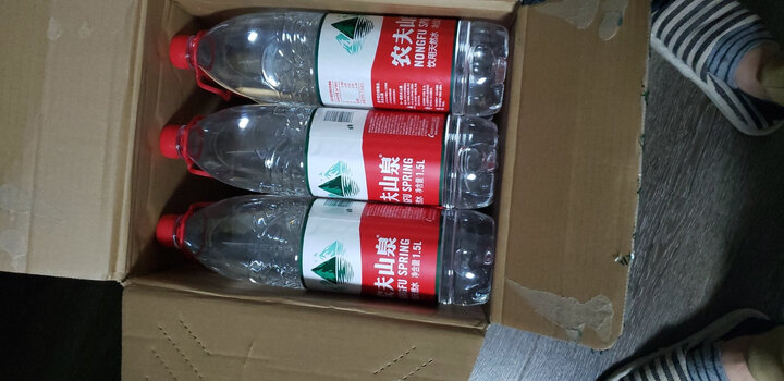 好大一箱啊,农夫山泉.