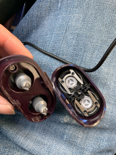 飞科fs871:"这款飞科剃须刀拿到手后很惊喜,颜色非常喜欢,高端大气