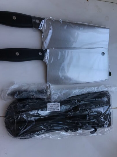 东西收到了,刀看着还不错,一共两把,有一把切菜的刀有点薄,就是放刀的