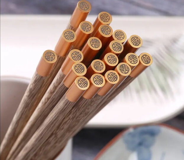 喜欢这个筷子造型,简单大方,这款就不错.价格也不贵,实在.