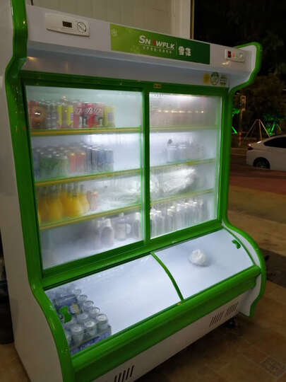 雪花冰柜到店用了几天了,一切正常,够力,美观,冰柜的整体质量不错