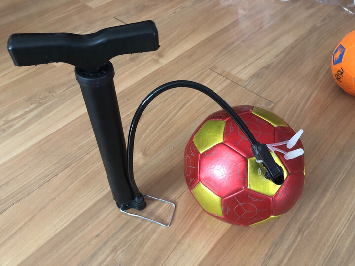 急着给小孩皮球打气.