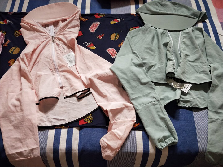 安妮洁欣:"质量不错,骑车或者开车都好用,全部捂脸可能会比较热,但骑