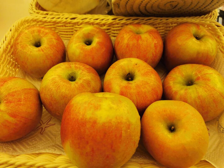 京觅艾芙果 12个:"多次购买了,喜欢这个苹果酸酸甜甜的,粉粉的味道.