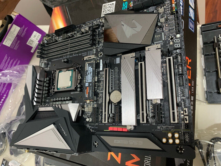 技嘉z390 aorus master:"主板还是有点缺陷的,总体来说已经是顶级了!