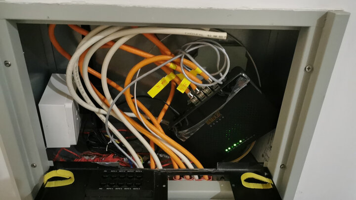 施耐德弱电箱家用信息箱多媒体集线箱金属箱布线箱带面盖10u 电视