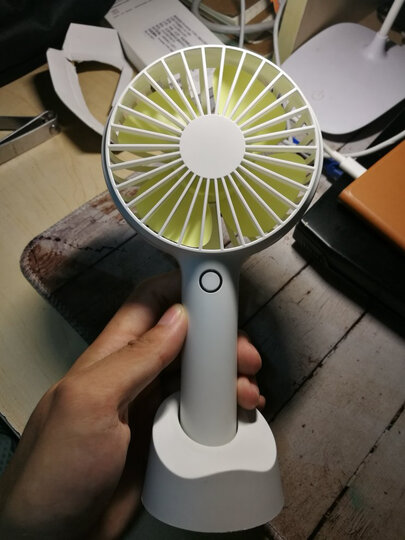 斯泰克迷你可充电小风扇:"风好大,有4级风力,很不错,还有底座可以当