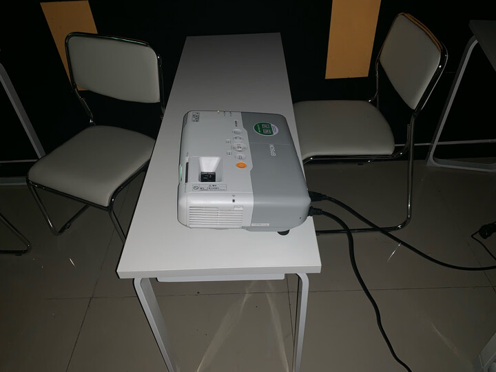 【二手9成新】爱普生epson-c2020xn高清投影机.教育.商务.家用.
