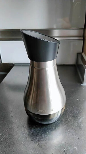 乐扣乐扣油壶:"颜值超高的一款油壶,之前就买了一款乐扣油壶,用了好多