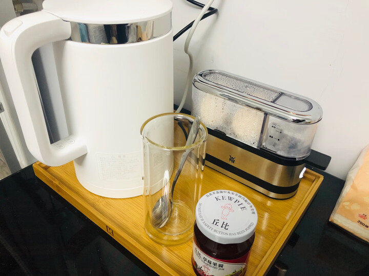 小米(mi):"容量大小:大小刚刚好,属于精致型的烧水速度:烧热水速度