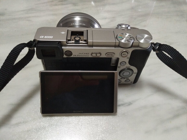 索尼(sony)alpha 6000 aps-c微单数码相机 标准套装 银色(selp1650