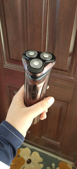 飞科fs311:"飞科的剃须刀是很老的牌子了,值得让人相信的.