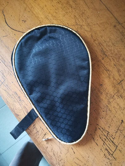 拍包轻便结实,比我之前那个送的好,那个拉索太差了,像纸糊的,一拉就