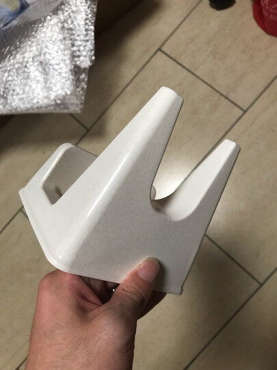 挺小的一个东西,放轻的东西问题应该不大,重的怕是会倒