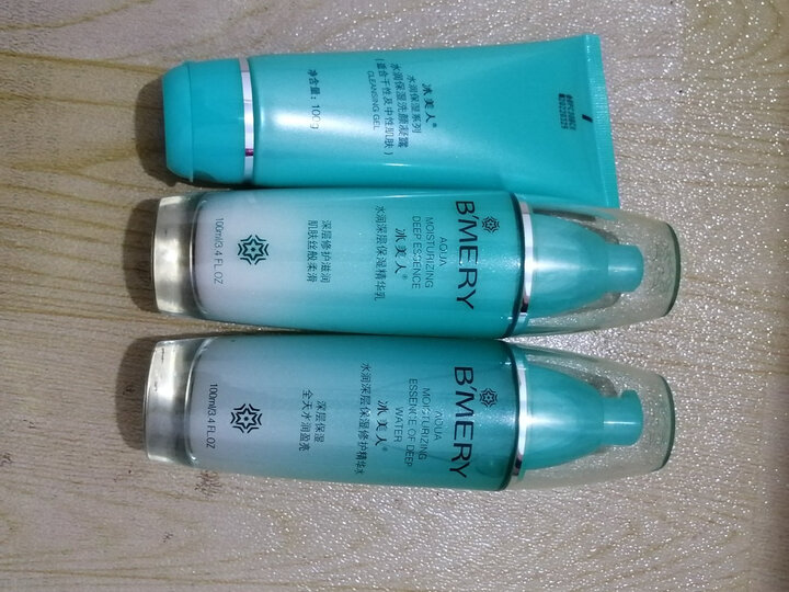 冰美人(bmery):"和妈妈婆婆用的都是冰美人这款水乳洗面奶,补水保湿