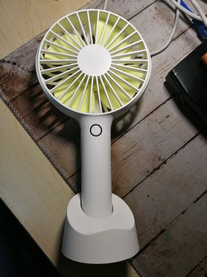 斯泰克迷你可充电小风扇:"风好大,有4级风力,很不错,还有底座可以当
