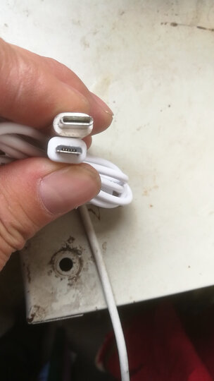 飞利浦2109:"移动电源充电器插头与华为p9手机充电器插口不匹配"