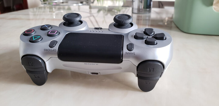 索尼【ps4官方配件】playstation 4 游戏手柄(银色)17版:"不错,电池