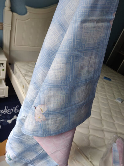 罗莱四件套:"实物跟图总是有点差距,食物布料稍硬,必须得用金纺泡一下