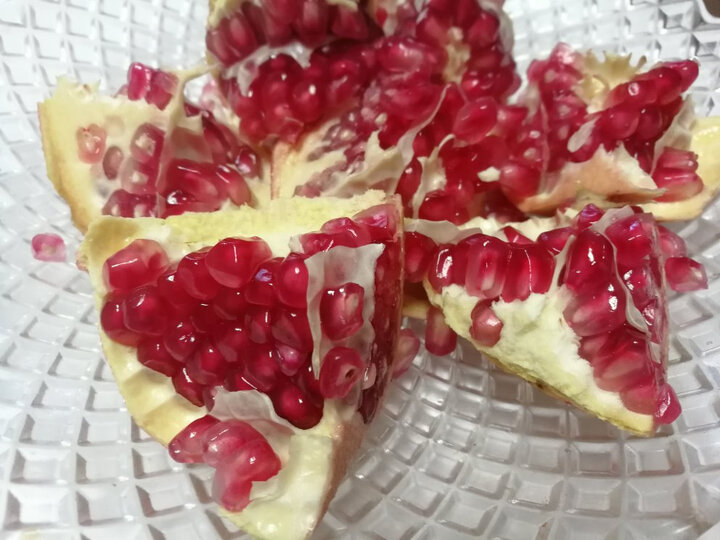 很甜水分足,籽特别小,可以直接嚼着吃,石榴籽也美容,不错.