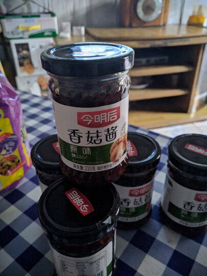 今明后香菇酱原味 210g:"六月产的,挺新鲜的,但是运输包装一如既往