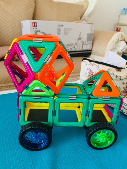 magfx:"买的磁力片套餐,游补了长四边形,瓷片越多越好,可以搭好多造型