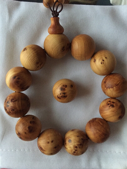 原木匠:"这是我的第二串柏木手串了,第一串被我玩废了.