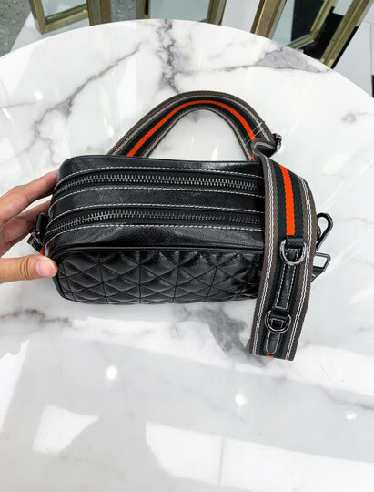 viney(viney斜挎包女):"收到,很喜欢的款式,皮子很软,我觉得买的很