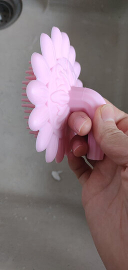 babycare3286珀尔里粉:"这款硅胶头刷在给宝宝洗头的时候,轻轻刷上几