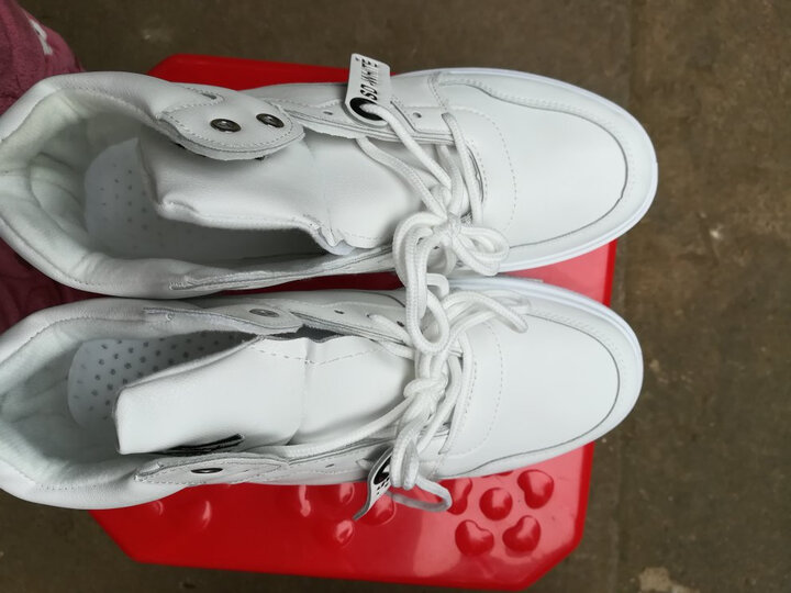 这次不怎么满意,看我发的图片上的左脚鞋前面有一个缺口了,而且皮上