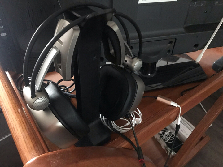 耳机不错跟电脑版不一样的是没有灯用来手机和平精英好评物流速度也