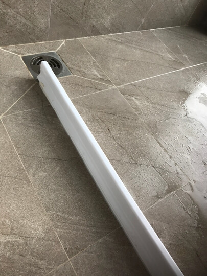 秉优浴室挡水条:"地砖铺的时候,坡没做好,洗澡就往外淌水,这个到了后