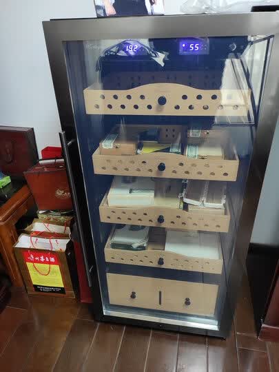 帕特加斯(partagas):"雪茄柜收到了,挺满意的,空间挺大的,这个空间