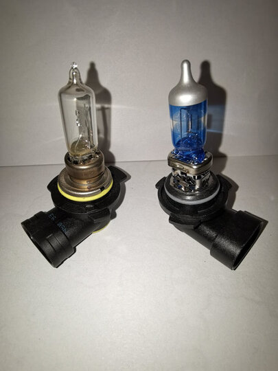 欧司朗hb4:"左边:原车灯泡,vosla,德国产右边:副厂灯泡,osram,美国产