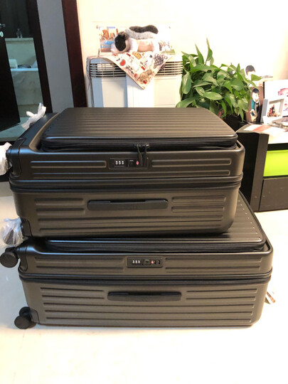 horizon777701:"在奥莱看上这款箱子,喜欢她的前开盖.