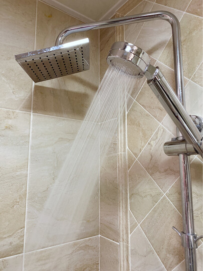 打开花洒,淡淡的香味.