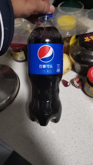 百事可乐可乐型汽水 1l*12瓶:"我喜欢百事可乐,因为它不是那么甜,很